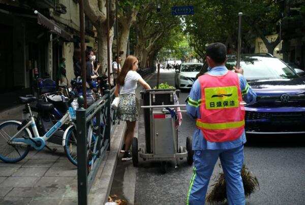 女子上海PRADA菜场外把菜扔进垃圾车，女子举动让人瞠目结舌！