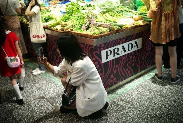 女子上海PRADA菜场外把菜扔进垃圾车，女子举动让人瞠目结舌！