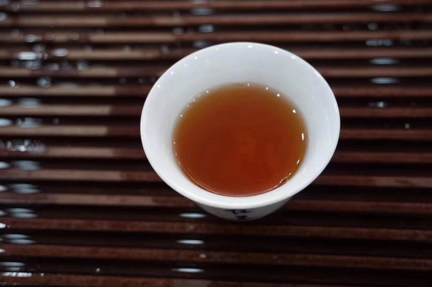 99年油光纸甲级旧青饼 此茶选勐海著名茶区大叶种晒青