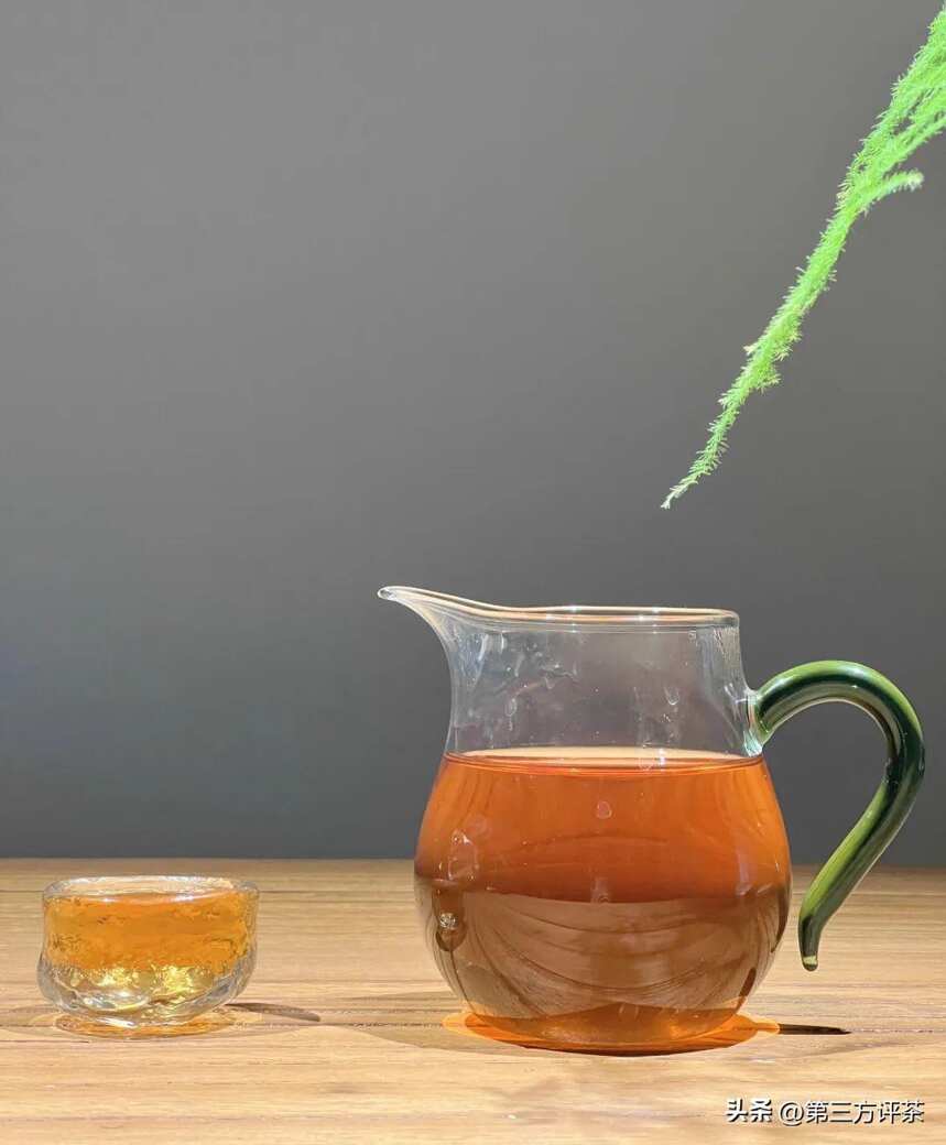 2011老白茶：木质的微苦与蜜枣的清甜相撞，充满张力，层次丰富
