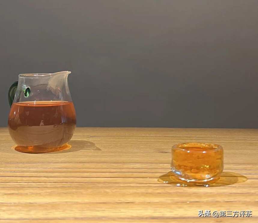 2011老白茶：木质的微苦与蜜枣的清甜相撞，充满张力，层次丰富