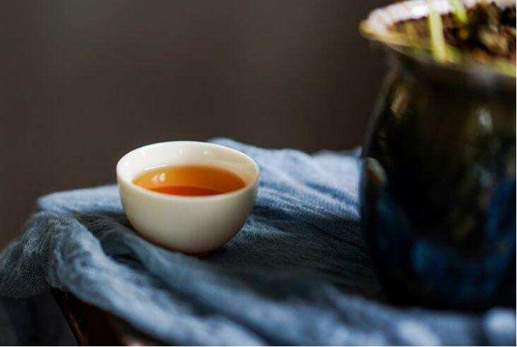 走近茶，倾听茶，感受茶，让茶与身心链接