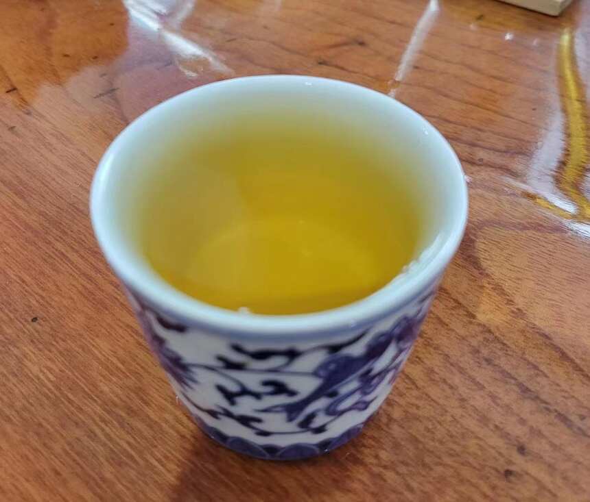 一片茶 一个人 透过杯中茶叶看人生