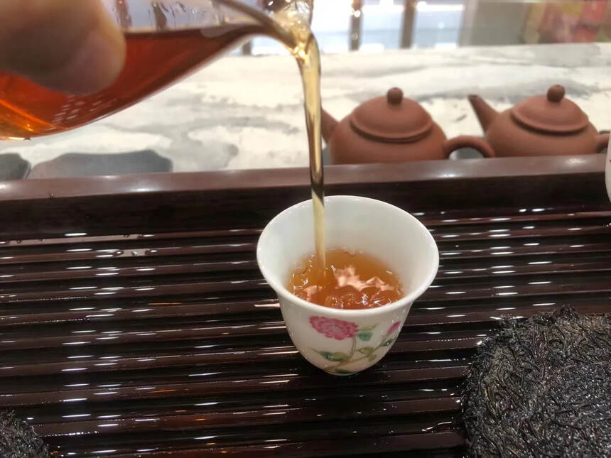 2004年昱申源号老班章，釆用古树野生班章茶为原料制