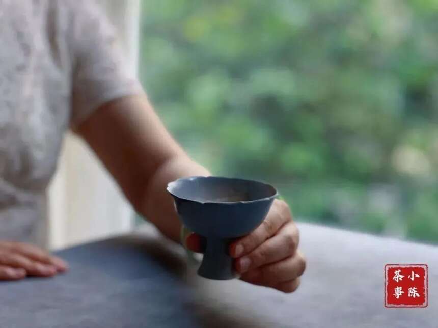 白瓷杯、紫砂杯、建盏，喝岩茶时，什么样的茶杯比较合适？
