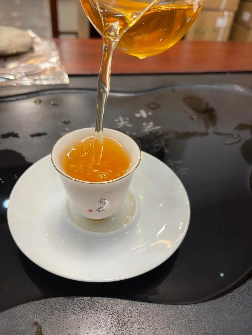 2017年曼松王子山200克饼茶，头春乔木纯料压制。