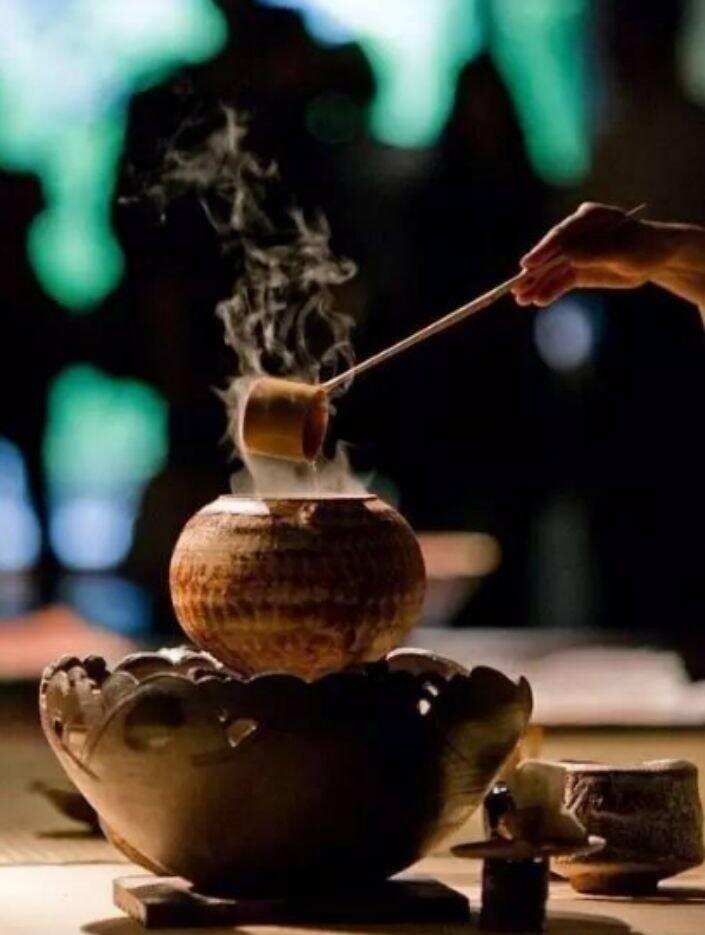 「围炉煮茶」成为今年茶饮新方式，如何看待这类仪式感消费？