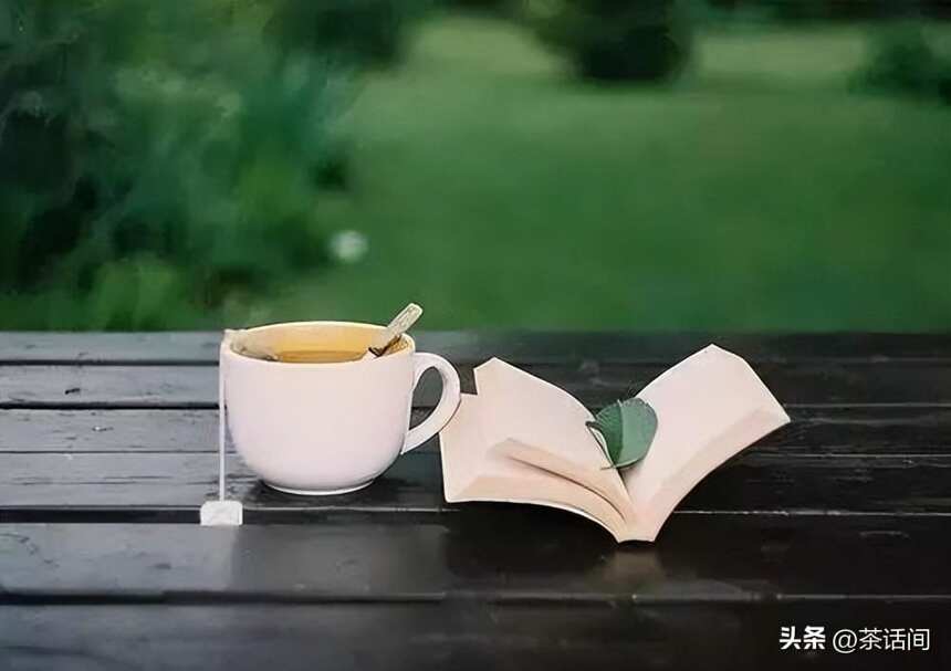 半卷诗书，一壶清茶，静在心间