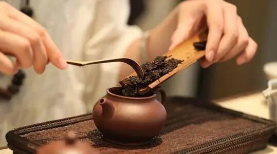 紫砂壶里面的茶叶喝过怎么取出来