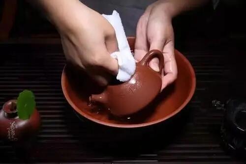 紫砂杯泡茶后有茶垢怎么清洗