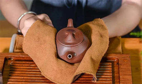 擦紫砂壶用干茶巾还是湿茶巾