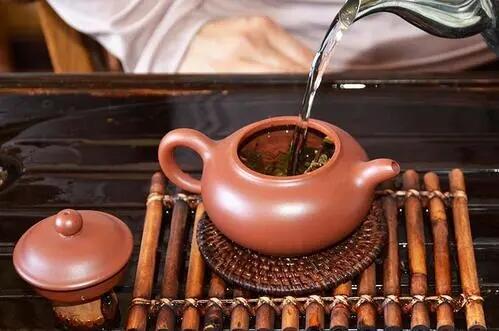 紫砂壶里面的茶叶喝过怎么取出来