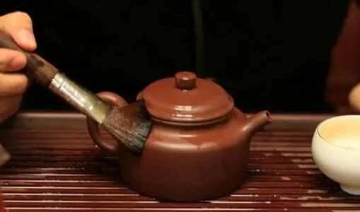 养紫砂茶壶用开水冲还是用茶水冲