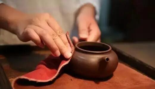 喝完茶紫砂壶内部是擦干还是自然阴干