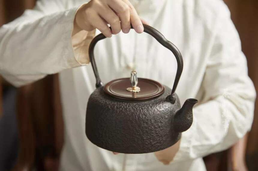 铁壶，泡茶会更好喝吗？