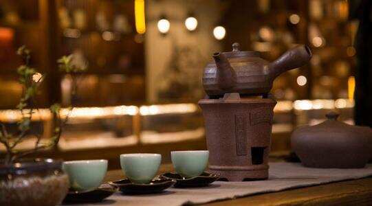 煮茶时，是冷水投茶，还是沸水投茶？