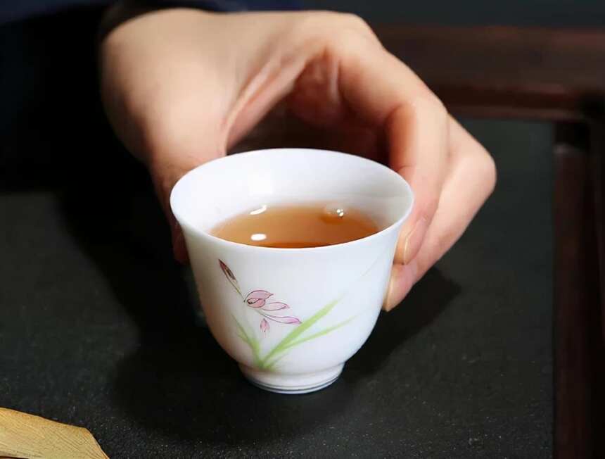 杯子对茶汤的影响