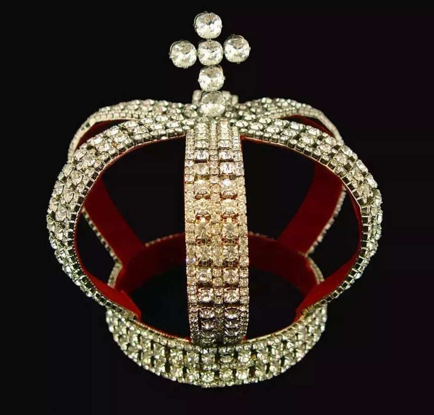 Cartier历史上重要的客户，比英女王的珠宝多，顶级珍品论斤买