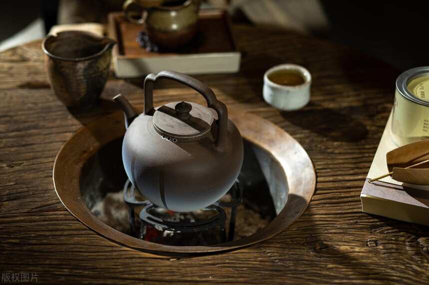 勐海普洱茶芽头肥嫩、白毫多、香高味浓