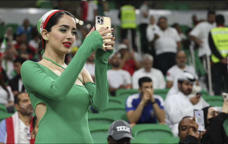 伊朗美女球迷场边观赛，形成亮丽风景线，比球好看