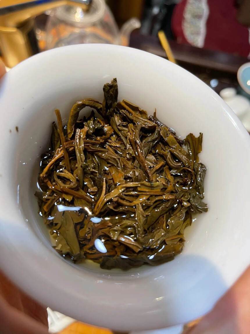 2008年易武七子饼茶特级品生茶，易武麻黑纯料压制。