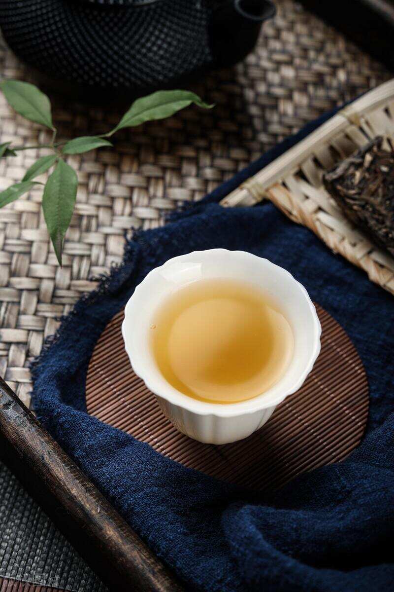 普洱产区的普洱茶茶汤橙黄浓厚、香气高锐持久