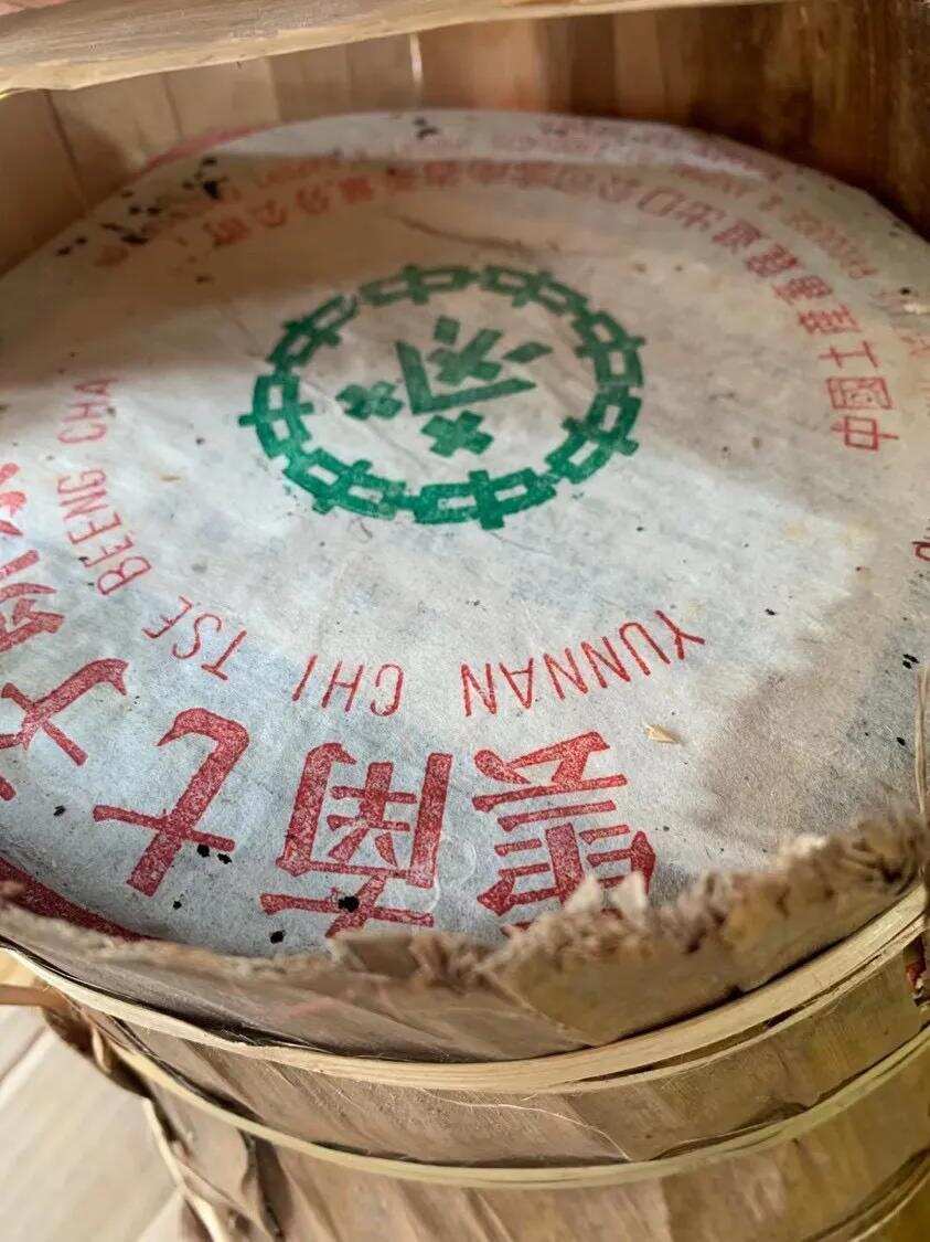 年凤庆绿印青饼，厚绵格纹纸八中绿飞饼