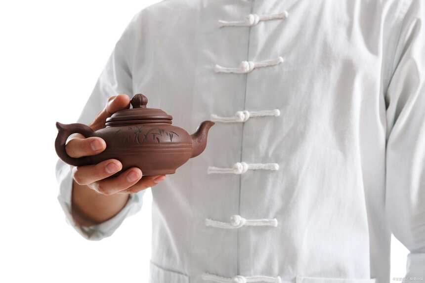 陶瓷茶壶和紫砂壶哪个好？