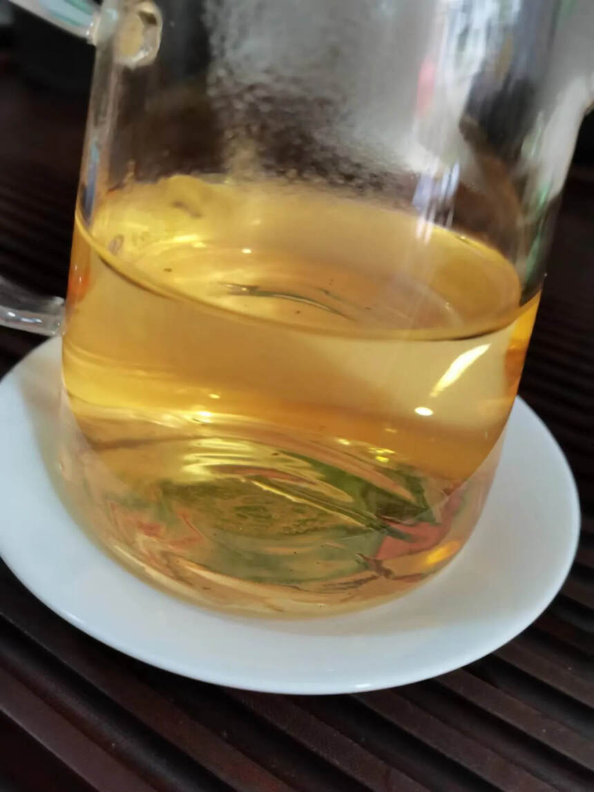 2019年勐宋茶区手撕月光白老白茶，茶汤金黄，口感蜜