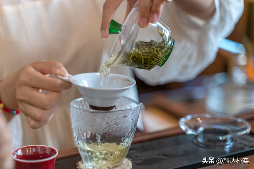 如何才能像茶艺师一样，冲泡出一杯浓稠醇滑的茶汤呢？