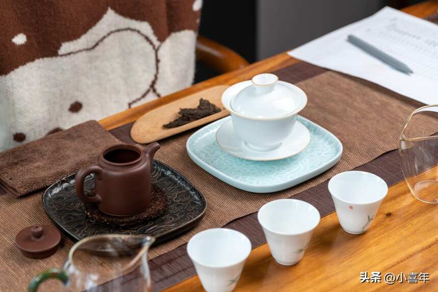 同一款茶，用紫砂壶和盖碗泡差别究竟有多大？