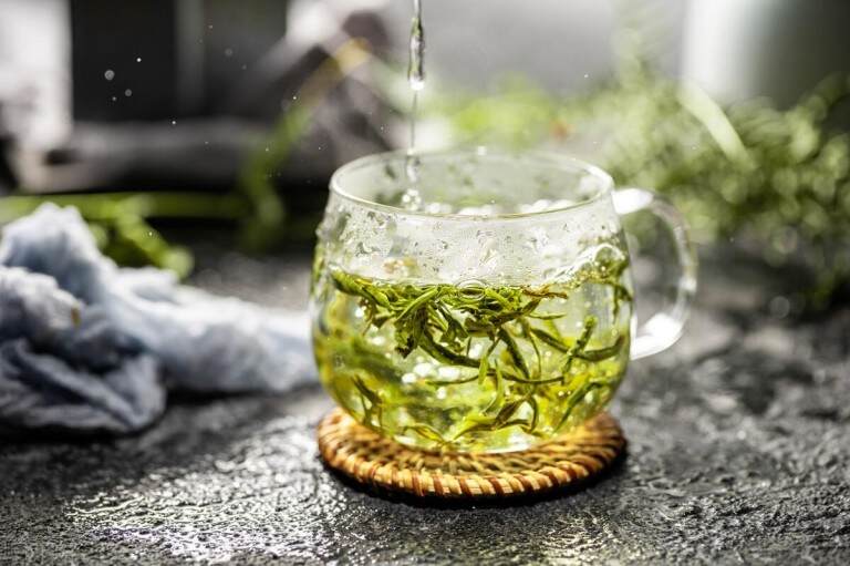 绿茶泡出来是什么颜色，绿茶为什么叫绿茶是因为颜色吗？