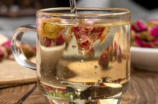 湿气重的人适合喝玫瑰花茶吗