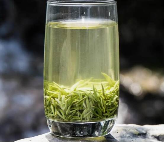 夏天喝绿茶的好处和坏处，夏冬天喝绿茶的好处夏天喝红茶