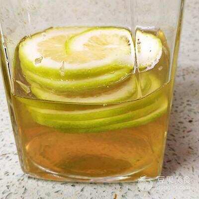 蜂蜜柠檬茶的简单做法，蜂蜜柠檬茶用开水还是冷水