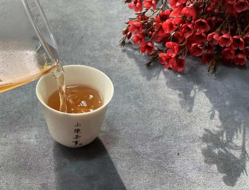 喝岩茶时，老茶客说的“啜茶”是什么？大声啜茶会不会不雅？