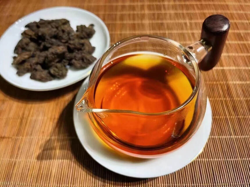 景迈山老茶头，陈香与木香结合，口感甜润醇厚，汤色明亮