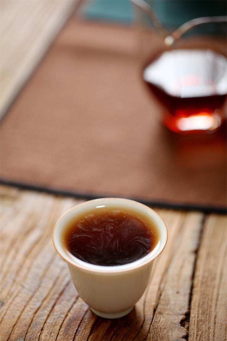 熟茶的茶汤表面像油一样的漂浮物是什么？