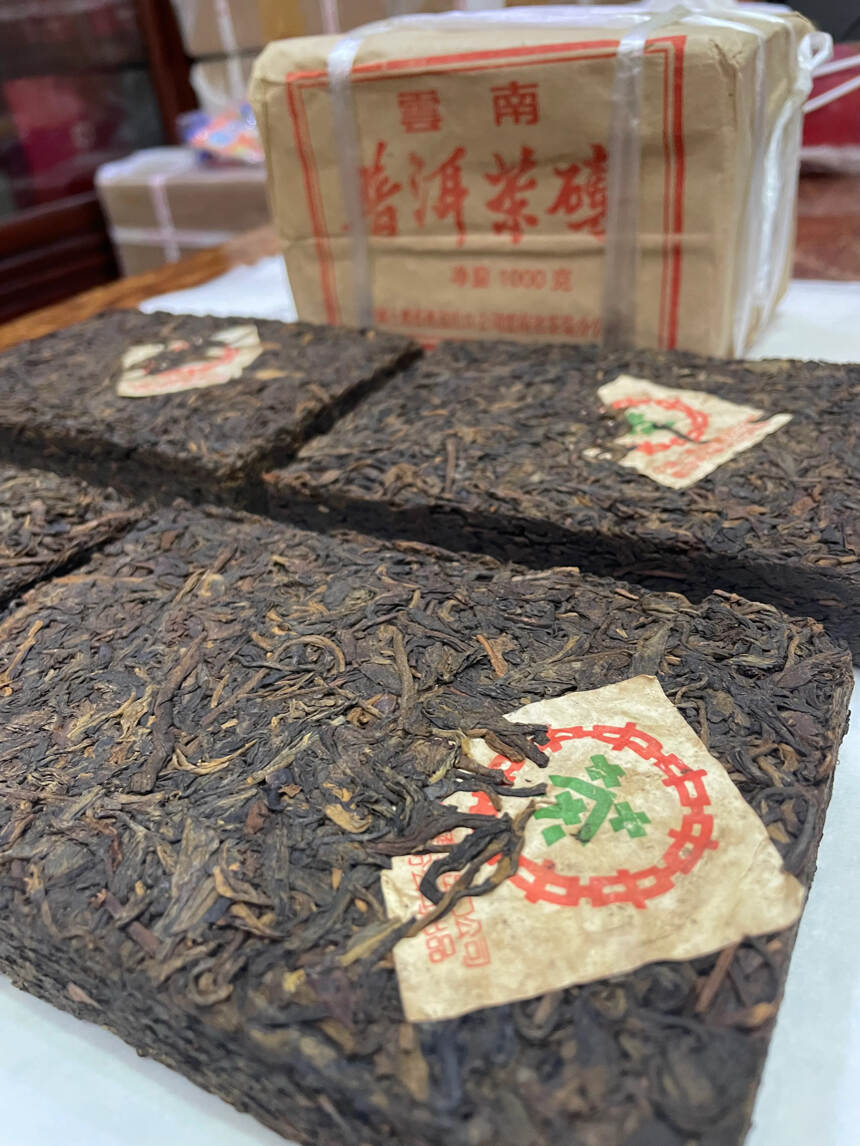 1999年 半斤908生普洱茶砖，海湾茶厂邹炳良监制